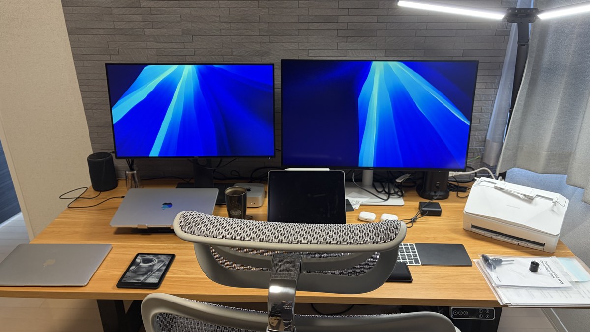 筆者のデスク環境。デュアルモニターとMac mini、左手前に買い替え前のMacBook Air